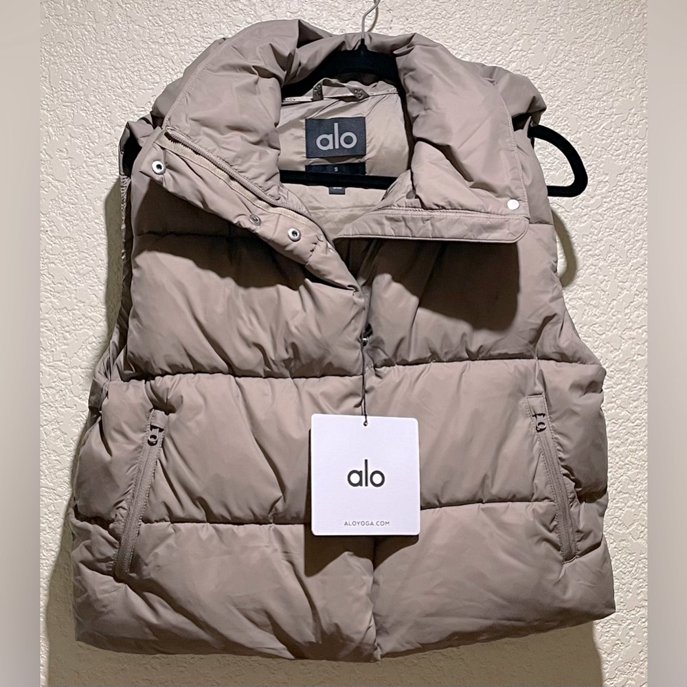 ALO Yoga NWT Gold Rush Puffer Vest Cropped Jacket on Light Cocoa Color Size S - Picture 5 of 12